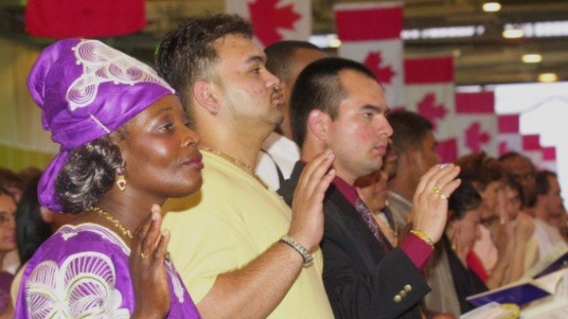 许多人办理移民手??时抱怨移民??心电话难打。 (CBC)
