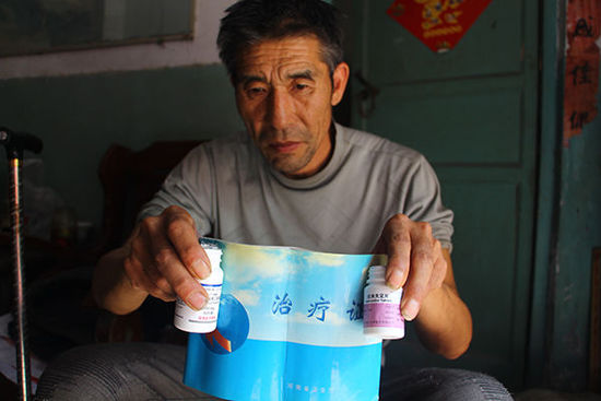 被误诊的九年中，杨守法每天都要吃一定量的抗艾药物，他怀疑这些药物的副作用已经对他的健康造成了伤害。