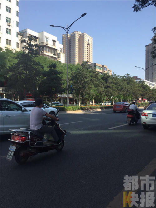 老人街头拦车要钱 不给就掰雨刮器