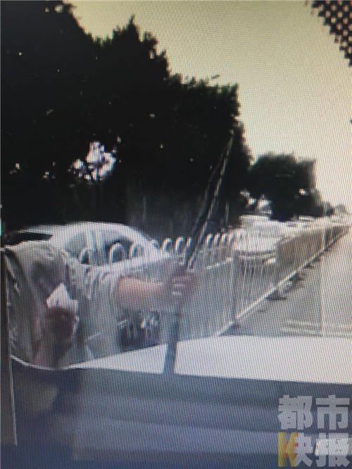 老人街头拦车要钱 不给就掰雨刮器