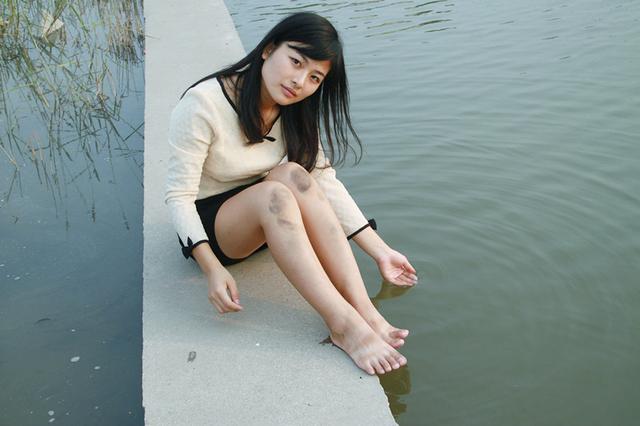 日19岁少女“灾难级脚臭”熏死池塘鲤鱼，上过电视