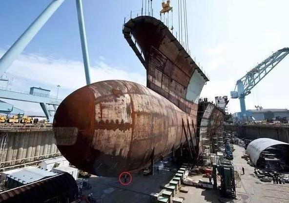 这张照片迅速打脸:中国最新驱逐舰下水没装球鼻艏被吐槽严重落后