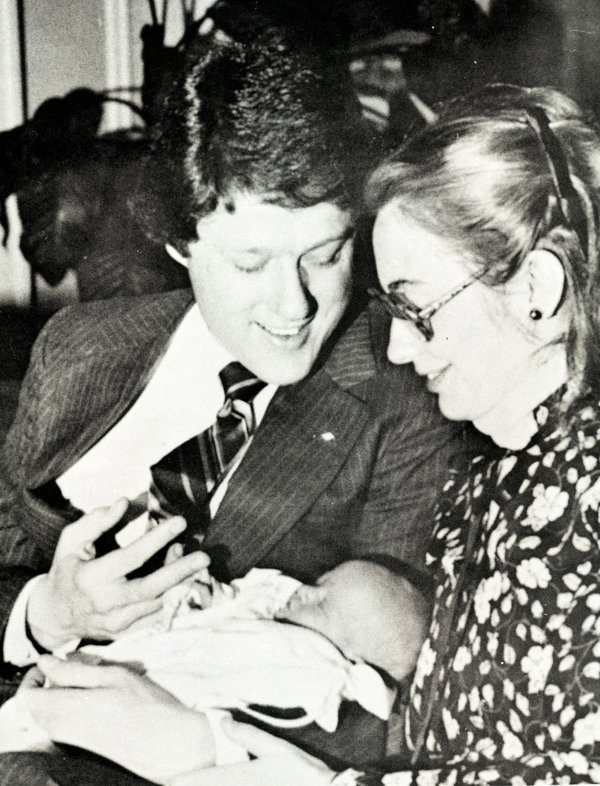 1980年,比尔和希拉里·克林顿将刚出生的切尔西带回他们位于阿肯色州小石城的州长官邸。那年底,克林顿竞选连任失败,失去州长职位。