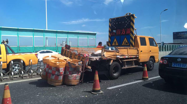 图说:被撞的道路养护车。网友图
