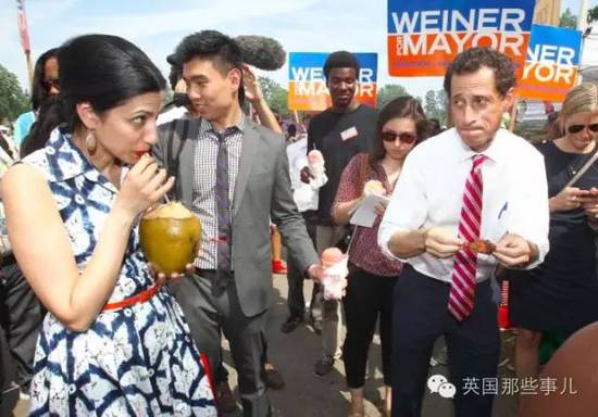 她是希拉里身边的红人，却嫁了个爱拍艳照的老公