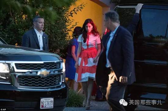 她是希拉里身边的红人，却嫁了个爱拍艳照的老公