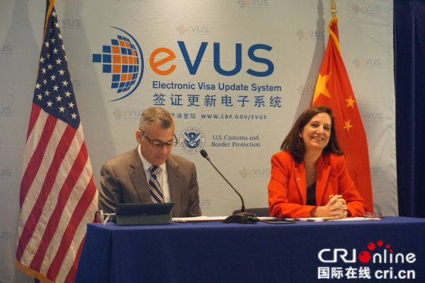 美国海关与边境保护专员康开阔(左)和美国驻华大使馆公使衔参赞万如意(右)介绍EVUS的情况摄影:何雨阳