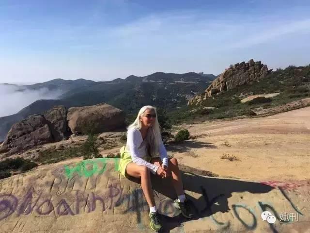 61岁的她白发童颜,却美丽优雅不输女神赵雅芝~