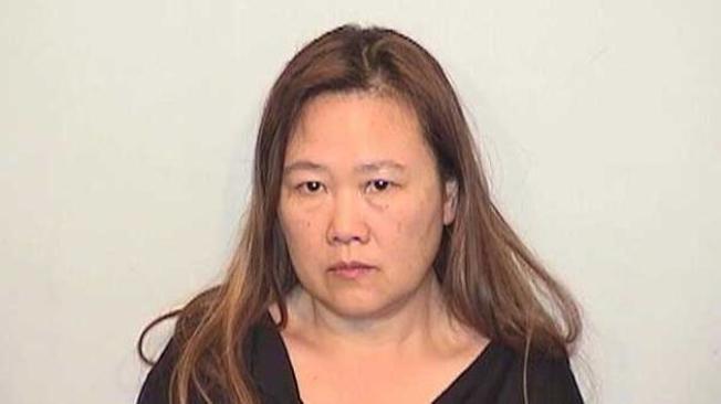 53岁华妇范玉华因涉嫌拘禁并强迫两华女卖淫，被控“色情仲介”重罪。(湖郡警长办公室提供) 