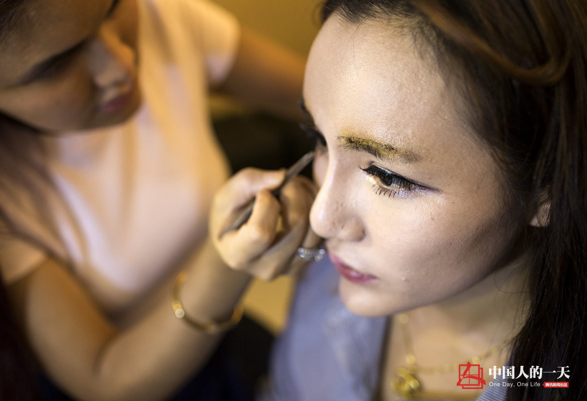 中国人的一天中国人的一天2502期:90后女孩开跑车送外卖 月入15万