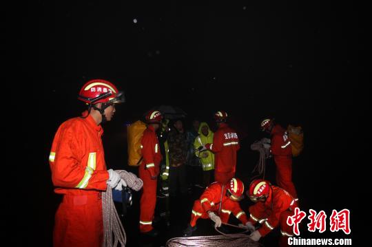 消防官兵准备救援器材　张小永　摄