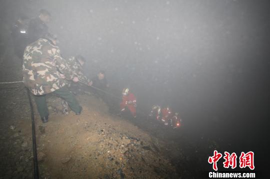 消防官兵摸黑下崖展开搜救 张小永 摄