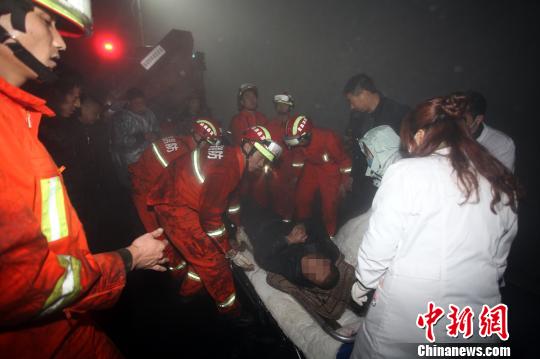 被困人员全部顺利脱险 张小永 摄