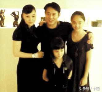 李连杰和黄秋燕生的女儿,跟利智生的女儿,同父不同命现状差距大