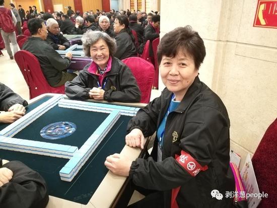 比赛第一天，王桂英（右一）提前半个小时就在赛场准备。