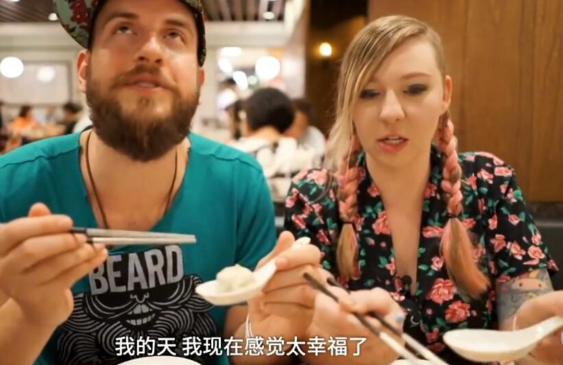 为了形容有多好吃,这位亢奋的男同学几乎用尽了毕生所学。