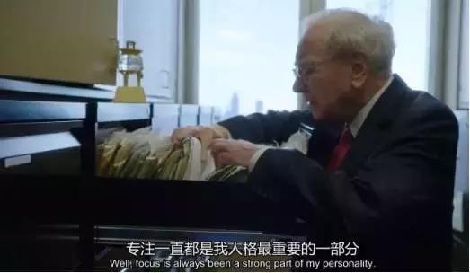 成为巴菲特：三人同居婚姻、生活不能自理、用优惠券吃麦当劳