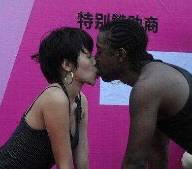 无耻下流!——黑人来华淘金,竟然嚣张扬言睡遍中国妹子