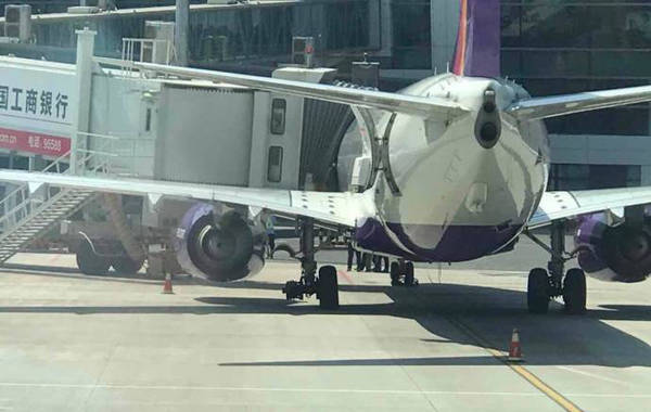 2017年5月16日，乌鲁木齐航空一架波音737-800型客机，执行UQ2537飞往郑州航班，在郑州新郑机场落地滑到停机位后，发现左外主轮丢失。