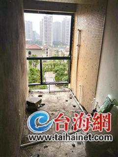 男子搬进新房苦闷不已 头上竟顶着11个卫生间