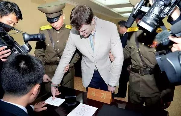 偷标语被判15年的美国大学生获释，昏迷1年的他在朝鲜经历了什么？