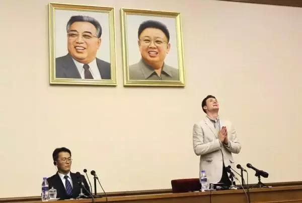 偷标语被判15年的美国大学生获释，昏迷1年的他在朝鲜经历了什么？