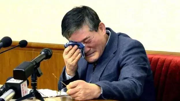 偷标语被判15年的美国大学生获释，昏迷1年的他在朝鲜经历了什么？