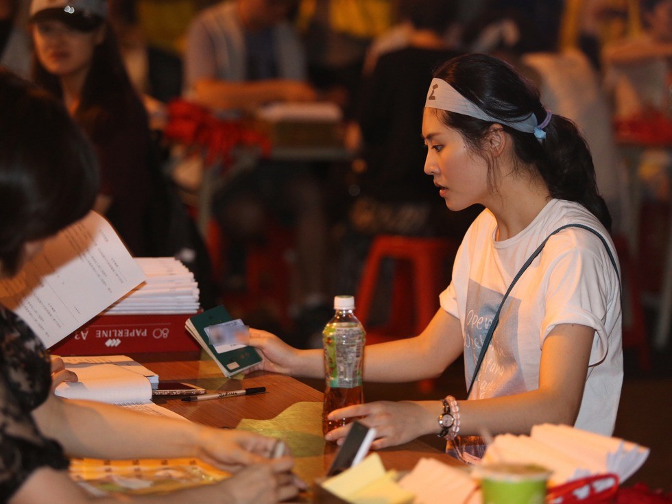 软妹：美女如云的罢工现场，颜值可以战胜一切