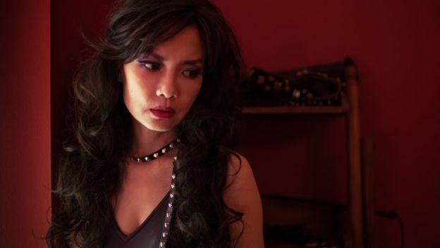 外国的月亮并不圆！伦敦黑色“性产业”被电影曝光——美女的生死沉沦！
