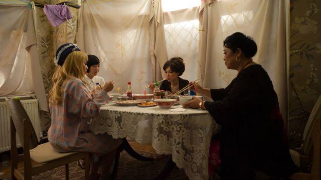 外国的月亮并不圆！伦敦黑色“性产业”被电影曝光——美女的生死沉沦！