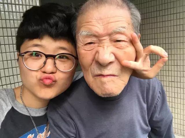 年轻时同时爱14个女生，结婚后只爱一人到96岁，成了网红情圣！