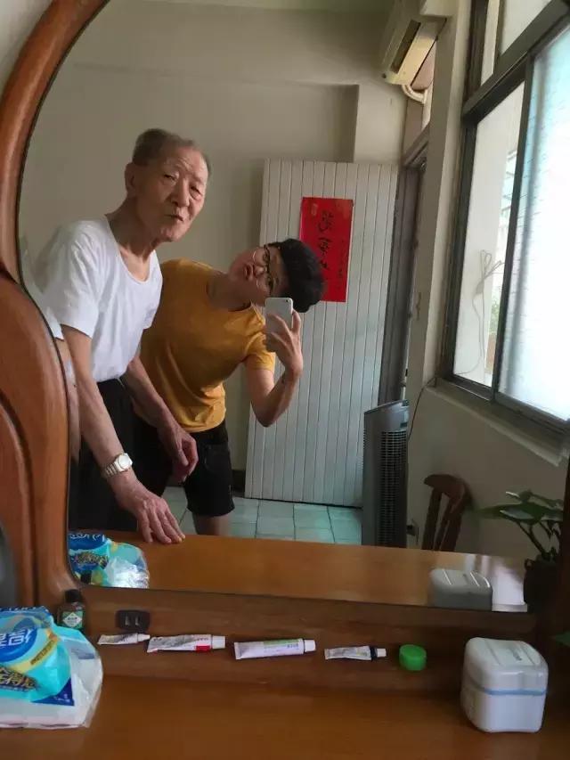 年轻时同时爱14个女生，结婚后只爱一人到96岁，成了网红情圣！