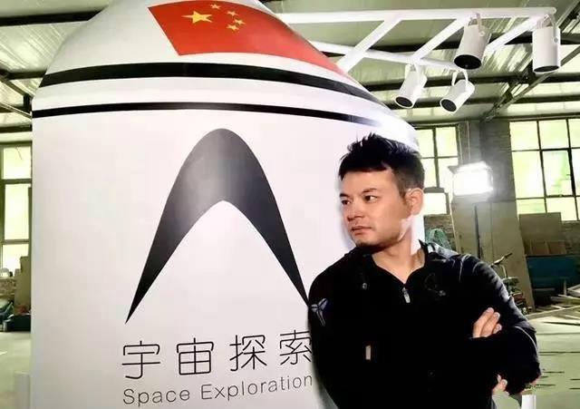 Google副总裁站在42000米的太空玩跳伞，下落速度甚至突破音速！