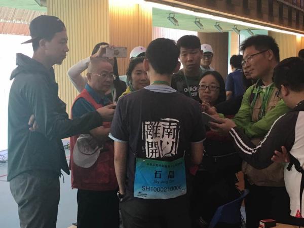 全运会射击场有了美籍华人 他的眼睛缺一个瞳孔