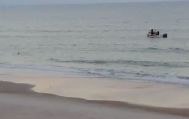 美国毒贩跳海逃跑 没看到身边就是一条鲨鱼……