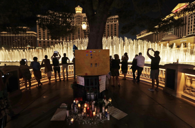 在枪击案发生后，赌城迅速恢复活力。图为百乐宫(Bellagio)赌场前的喷泉重新开放。(美联社) 