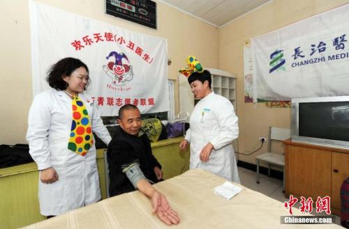 资料图：医护人员为养老院老人量血压。范丽芳摄