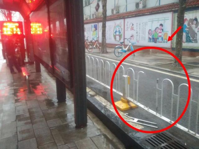 “夺命”护栏又闯祸！年轻女子不慎摔倒遭遇“卡脖死”
