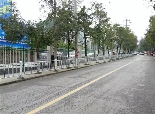 “夺命”护栏又闯祸！年轻女子不慎摔倒遭遇“卡脖死”