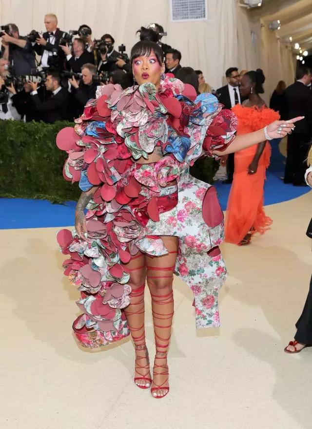 Met Gala 有多精彩?看天使跪地,维密乱窜,海瑟薇穿成佟湘玉!