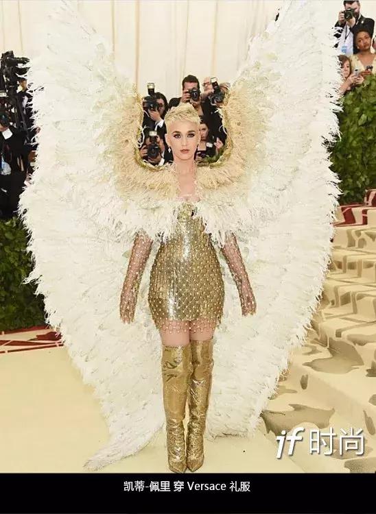 Met Gala 有多精彩？看天使跪地，维密乱窜，海瑟薇穿成佟湘玉！