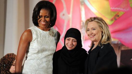 萨马尔•巴达维（中）于2012年在美国获得“2012年国际妇女勇气奖” 图自BBC