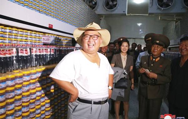 8月8日报道，据朝中社8日报道，近日，朝鲜最高领导人金正恩偕夫人李雪主视察了金山浦海鲜酱加工厂，强调要多征求人民的意见，有创意地提高产品质量。文字来源：环球网