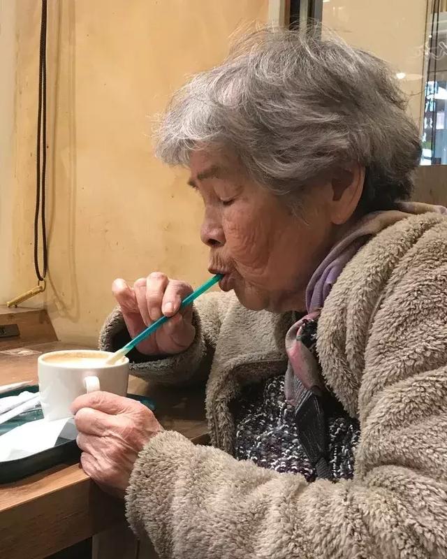 89 岁戏精奶奶爆红!靠「碰瓷」吸粉 12 万,太可爱啦!