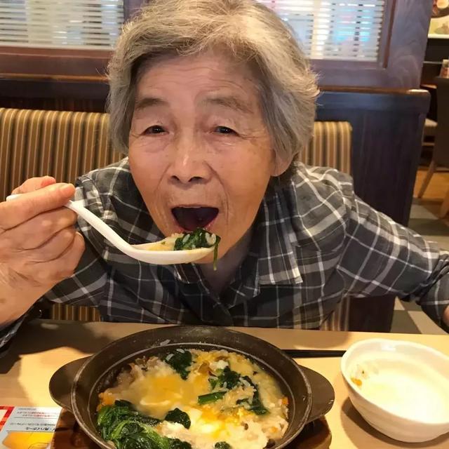 89 岁戏精奶奶爆红!靠「碰瓷」吸粉 12 万,太可爱啦!