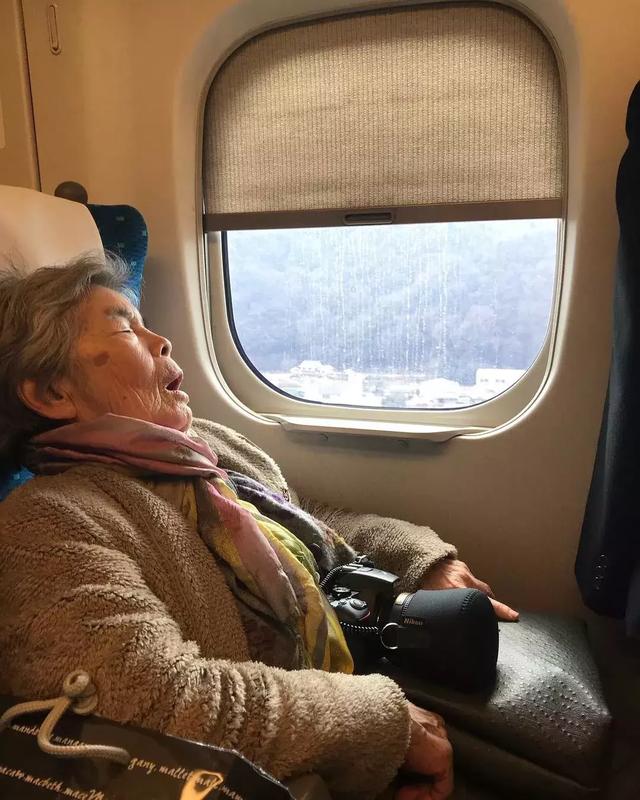 89 岁戏精奶奶爆红!靠「碰瓷」吸粉 12 万,太可爱啦!