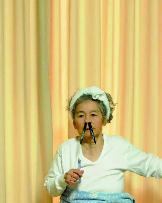 89 岁戏精奶奶爆红!靠「碰瓷」吸粉 12 万,太可爱啦!