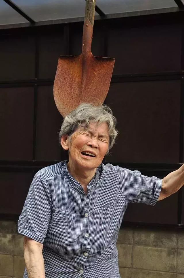 89 岁戏精奶奶爆红!靠「碰瓷」吸粉 12 万,太可爱啦!