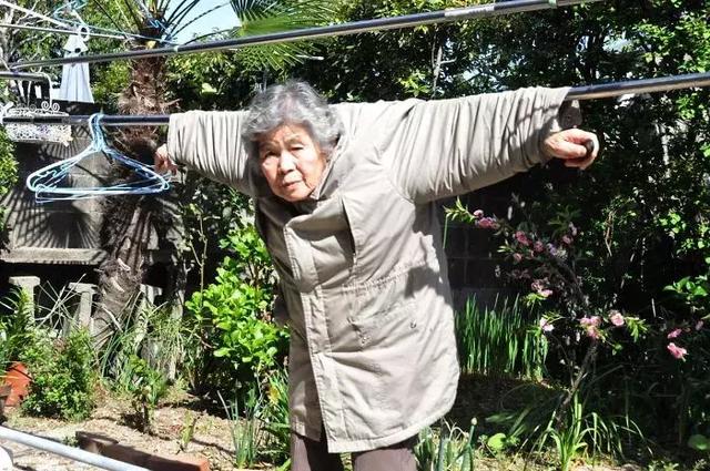 89 岁戏精奶奶爆红!靠「碰瓷」吸粉 12 万,太可爱啦!