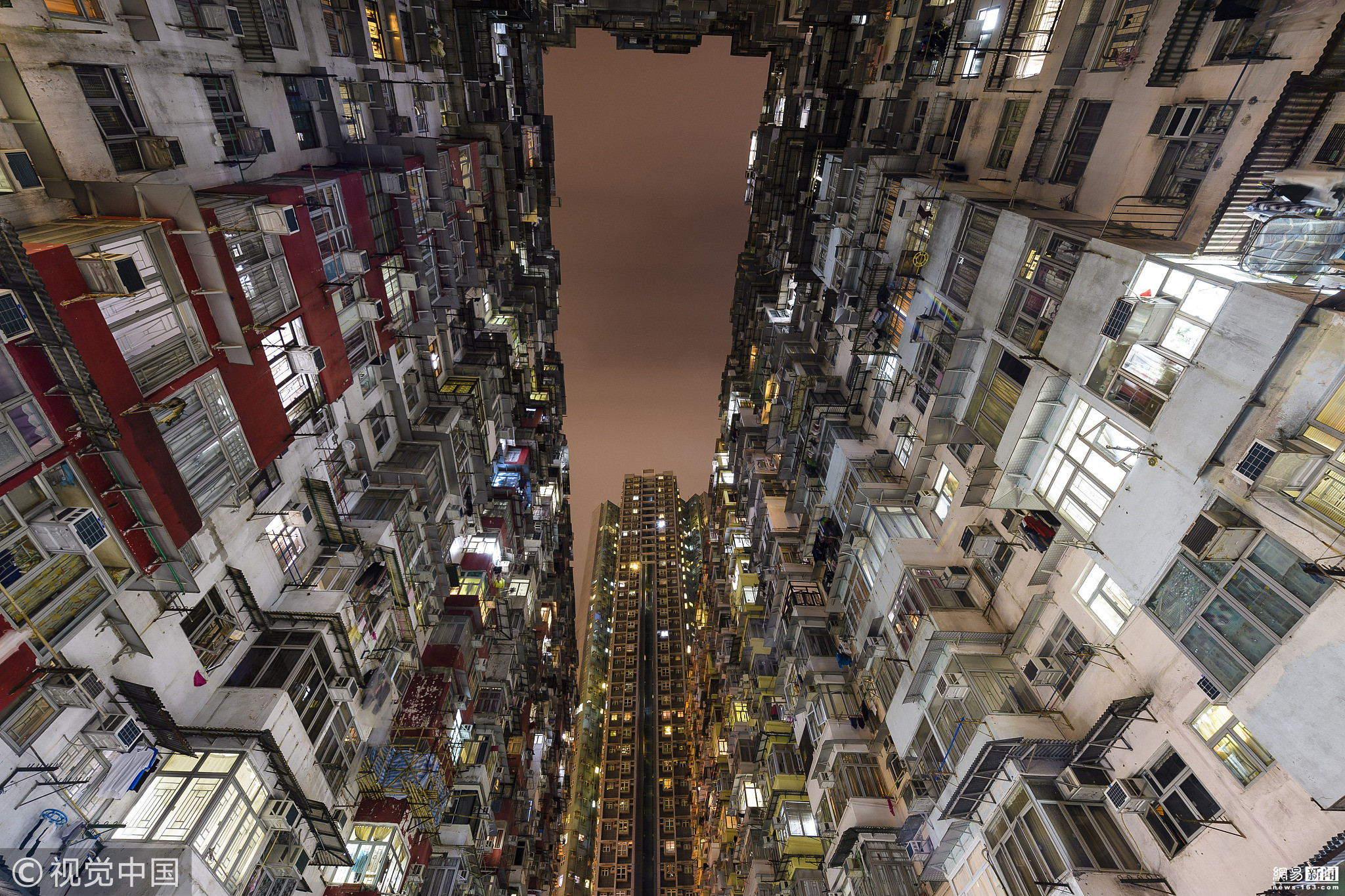 “笼居”——实拍香港人震撼的蜗居生存 | 新闻